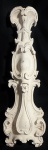 LUIS XV - Elegante, imponente e rara talha francesa, ao gosto Luis XV, circa 1900, em monobloco de madeira nobre patinada, finamente entalhada. Med 80x33 cm.