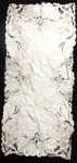 ILHA DA MADEIRA - Lindo e antigo caminho de mesa português, em linho bordado a mão com decoração Floral. Med 80x37 cm.