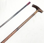 COLECIONISMO - Duas elegantes e antigas bengalas artesanais, no estilo inglesa, Arte Deco, anos 40, em madeira nobre, ricamente torneada, uma com castão em acrílico, representando Pedra. Med : 90 cm.