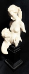 SEM ASSINATURA - Escola Italiana - "Casal" Elegante e antigo grupo escultórico Arte Deco, anos 50, em resina, representando Cena de Casal. Med 42 cm.