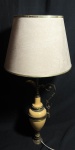 Elegante e imponente luminária de mesa italiana, Arte Deco, anos 50, em resina e metal com banho dourado, representando Ânfora. Cúpula em tecido. Med 65x30 cm.