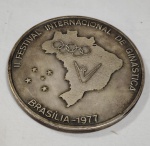 NUMISMÁTICA - 1 FESTIVAL INTERNACIONAL DE GINASTICA  (Brasilia 1977) Antiga e rara medalha, comemorativa ao 1 FESTIVAL INTERNACIONAL DE GINASTICA  (Brasilia 1977) , em bronze banhado a prata, finamente cinzelada. Med 7 cm.