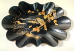 Elegante centro de mesa japonês em laca preta com formato floral ondulado, decorada com refinada pin