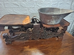 Antiquísima Balança de Quitanda em ferro Fundido Ricamente Trabalhada com prato para servir Grãos av