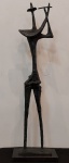 Giorgi, Bruno "Flautista". escultura em bronze patinado, medindo 70 X 18,5 cm e assinado.