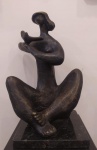 Sônia Ebling, "Juliana" escultura de bronze patinado, sobre base de granito preto, med. 22 x 36 assinada.