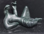 Sônia Ebling "Rosália" escultura em bronze patinado, medindo 20 x 35 cm, assinada.