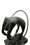 Ceschiatt, Alfredo "Contorcionista" Escultura em bronze patinado, assinada, com selo da fundição Zani, medindo 50 x 34 cm.