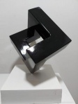 Escultura contemporâneo em ferro, pintura automotiva preta, medindo 0,34 x 0,20 x 0,25, assinada FW.
