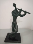 Sônia Ebling "Flautista" escultura em bronze patinado, medindo 40 cm assinada.