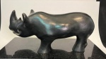 Sônia Ebling "Rinoceronte" escultura em bronze patinado, medindo 20 X 45 assinada na barriga.