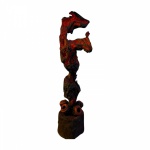 Krajcberg, Frans "Sem título"  Escultura assinada na base com as iniciais "FK". Trata-se de uma obra de um dos maiores escultores já existentes no Brasil moderno, medindo 1,71x50 cm.