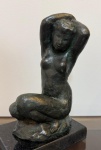 Pedrosa, José "Figura feminina", escultura em bronze cinzelada e patinado, medindo 17 X 10 cm e assinada.