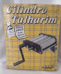 cilindro de massas e talharim antigo, sem uso, na caixa original