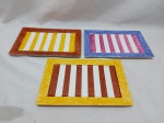 (123)Jogo de 3 petisqueiras retangulares em porcelana Oxford colorida.