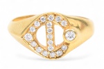 H STERN - anel em ouro 18 quilates, diamante maior lapidado em pera, contorno é em diamantes lapidaç