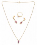 Conjunto em ouro 18k composto por colar, anel e par de brincos, todos decorados com pedras em tom ru