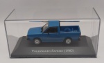 Miniatura Volkswagen Saveiro 1982 azul, escala 1/43, acompanha base e acrilico. Item no estado conforme fotos. 