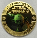 OFICIAL STAR WARS - Belíssima medalha dourada colorida STAR WARS - MESTRE YODA - flor de cunho