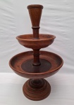Antiga Fruteira com 2 estágios em madeira - Altura 46 cm - bandeja menor apresenta parte quebrada e