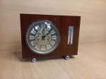 Antigo relógio despertador de mesa marca Kienzle carcaça feita de madeira importada alemã, despertad
