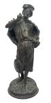 EUROPA SÉC XIX - escultura em bronze europeu patinado representando figura de trabalhador rural apoi