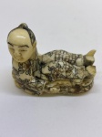 Antiga Escultura oriental, de marfin natsuke. 07 cm de largura obs faltando um pé