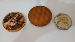 2 portas espelhos de bolsa e um porta  estojo  de pó
