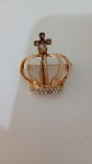 Broche. Antigo semi jóia dourado. Coroa   com 3 cm