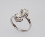 Anel em ouro branco com dois diamentes de aproximadamente 0. 6 ct, aro 20. Peso bruto: 5,3 gr.
