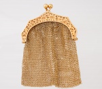Belíssima bolsa niquelada em malha, ouro16 k. Fecho fenestrado, ramos e flores e cinzelado. Med. 7cm