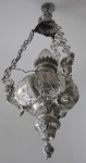 Elegante e imponente lampadário sacro em prata de lei. Final do século XIX. Cúpula em vidro moldado.