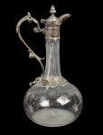 Delicado "Wine Jug" em cristal translucido decorado com estrelas. Alça e guarnição em metal