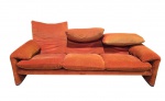 VICO MAGISTRETTI -  CASSINA. Espetacular sofá de 03 lugares modelo maralunga. Totalmente original de