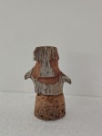 J. Bezerra, Boneco de braços abertos, escultura de madeira, assinada, 16cm de altura e 12cm de largura
