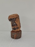 J. Bezerra, Carranca, escultura de madeira, assinada, 18cm de altura e 7cm de largura