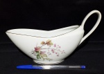 Real, molheira produzida em porcelana com decoração floral e filetaçao dourada, maior comprimento 22,5 cm década de 50.