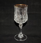 Belíssima taça para vinho produzida em cristal Demi, com filtração dourada, altura 16 cm, meados do século XX.