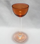 Taça produzida em cristal Demi na cor laranja, altura 14 cm, meados do século XX.