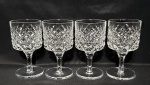 Conjunto com quatro taças produzidas em cristal Demi com lavrados geométrico altura 12 cm, meados do século XX.