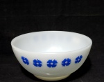 Termo-Rey, bowl produzido em vidro leitoso, modelo florzinha, diâmetro 16 cm ,década de 60, possui discreto bicado na borda.