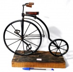 Escultura produzida em metal e madeira representando bicicleta maior comprimento 33 cm, e tem muito decorativo.
