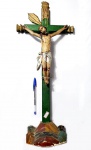 Crucifixo produzido em madeira e massa, maior comprimento 56 cm, meados do século XX, possui pequenos defeitos.