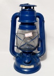 Antigo lampião à querosene, com estrutura metálica, altura 24 cm, meados do século XX.