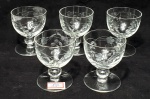 Conjunto com 5 taças para bebida aperitiva, produzidas em cristal Demi com lavrados representando folhas e flores, altura 7cm, meados do século XX.
