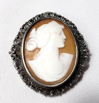 Belíssimo broche produzido em filigrana de prata, guarnecido com camafeu, maior comprimento 4cm, princípio do século XX.