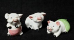 Lote contendo 3 bibelos produzidos em porcelana representando porco, maior comprimento 5,5cm, década de 50, itens colecionáveis.
