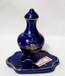 Lote contendo 2 bibelots produzido em porcelana representando ânfora e bandeja, maior comprimento 7cm, década de 50.