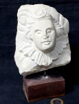Belíssima escultura produzida em estuque sobre base de madeira representando querubim, altura 20cm.