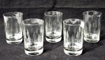 Conjunto com 5 copos para bebida aperitiva produzidos em cristal Demi, com lavrados representando folhas, altura 7cm, meados do século XX.